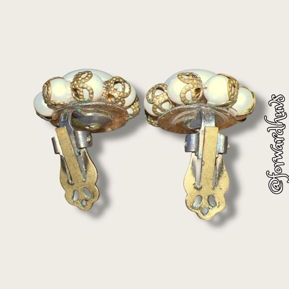 Vintage Unmarked Clip-On Earrings - Picture 7 of 9